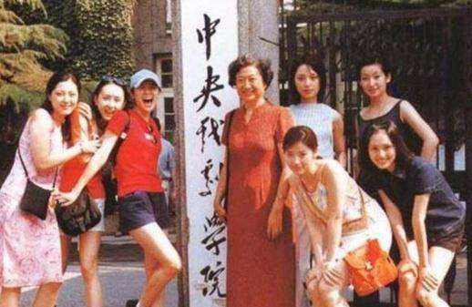 明星校园生活大不同！AB一周10块钱，郑恺开豪车上学，杨紫接地气