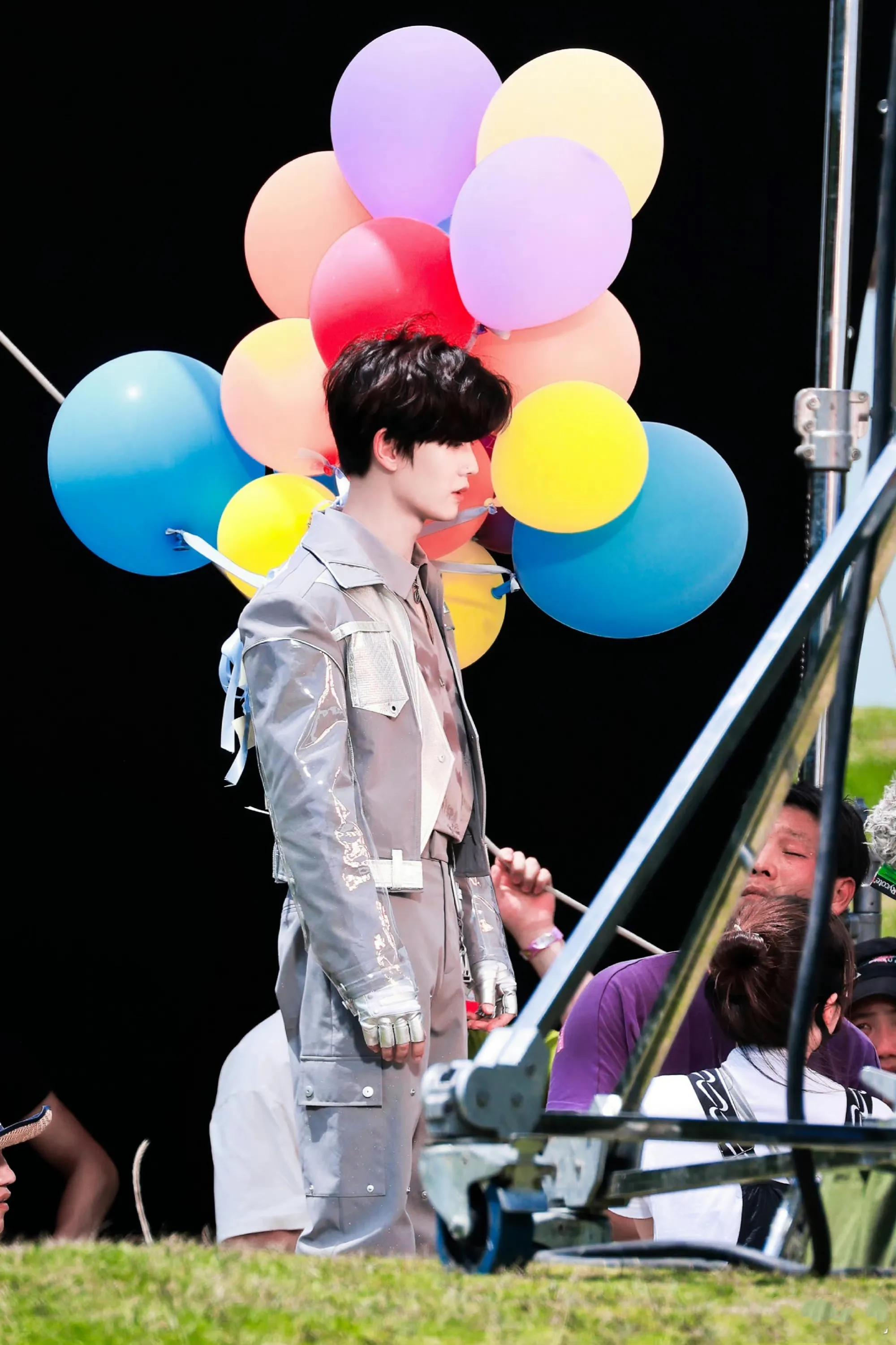 #任嘉伦#嗨放派~嘉伦热晕了快