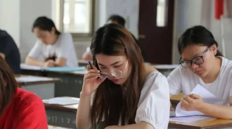 铁路局一职难求？这4个对口专业学生不要错过，上岗概率十拿九稳