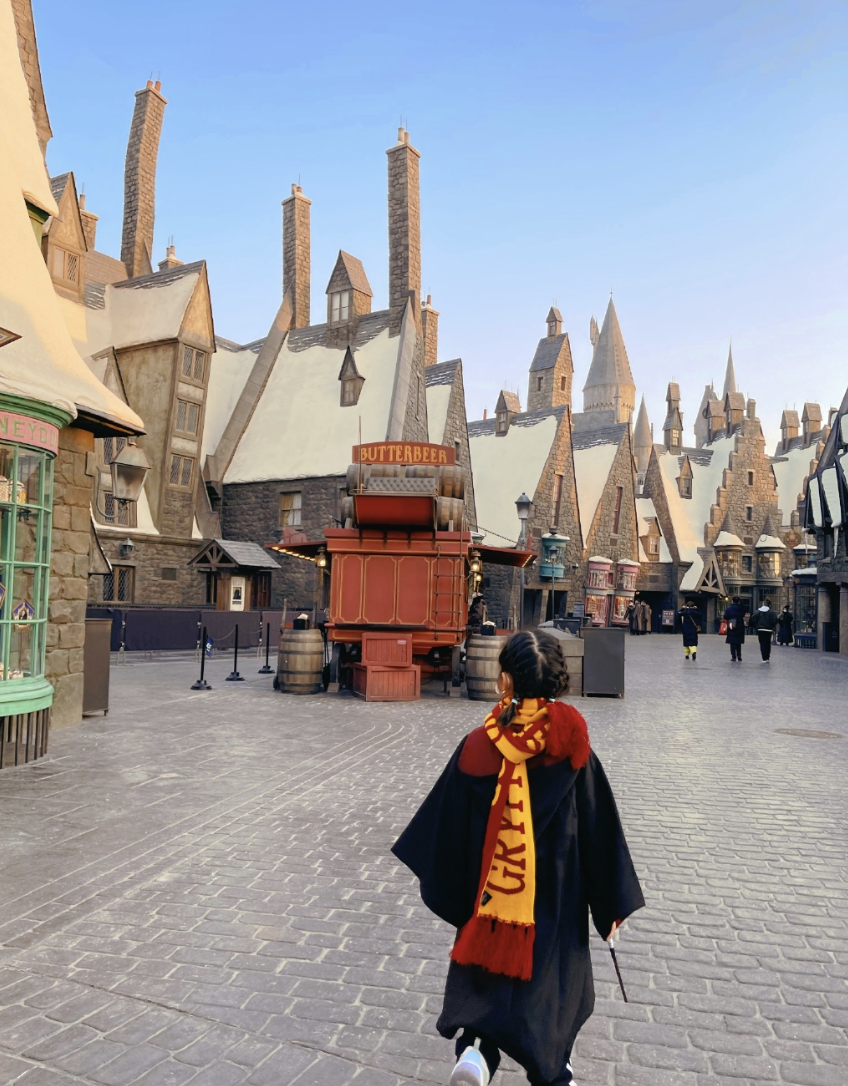 包贝尔环球影城度假，回应柳岩事件后好心情不减，饺子穿吴京同款