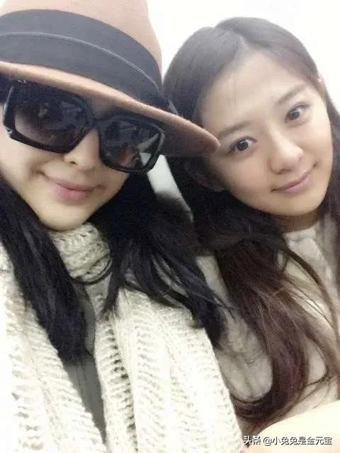 娜扎大学生时期 ​​​跟朋友们的合照