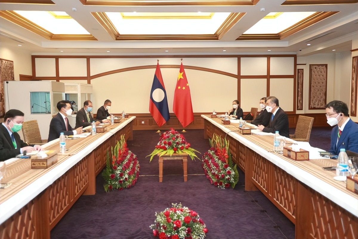 中老命运共同体建设不断迈上新台阶，王毅会见老挝副总理兼外长沙伦赛
