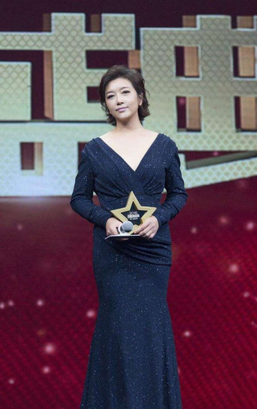 被56岁的江珊惊艳了：发型蓬松，衣着休闲，如邻家姐姐不显老