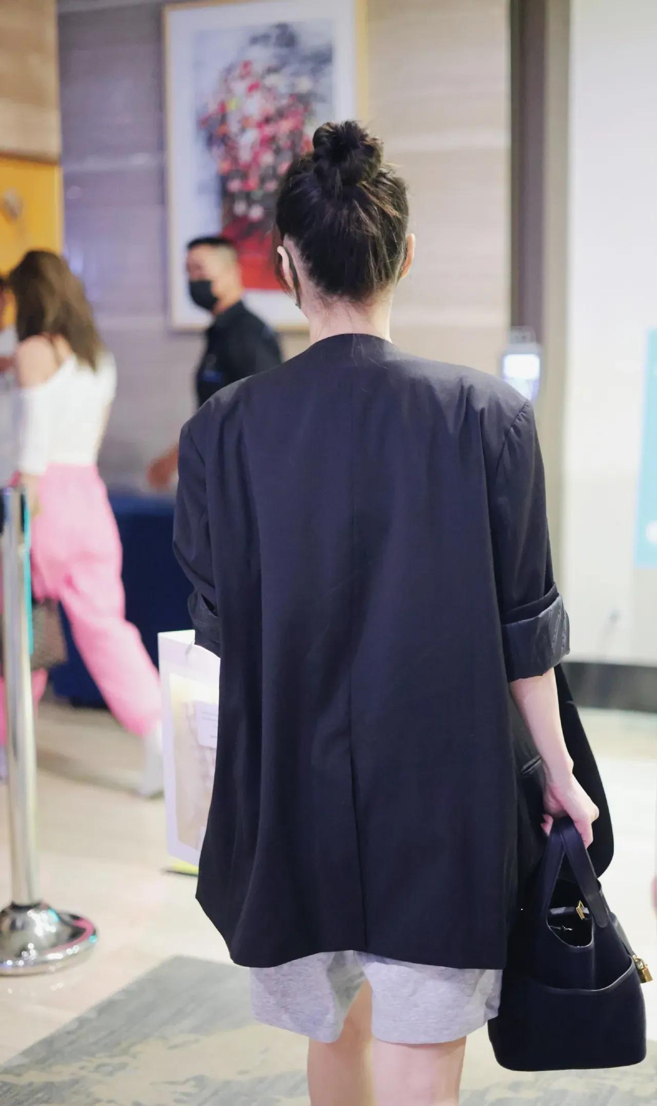 阿娇和阿sa一起出席活动，阿sa白衣粉裤青春减龄，阿娇运动休闲