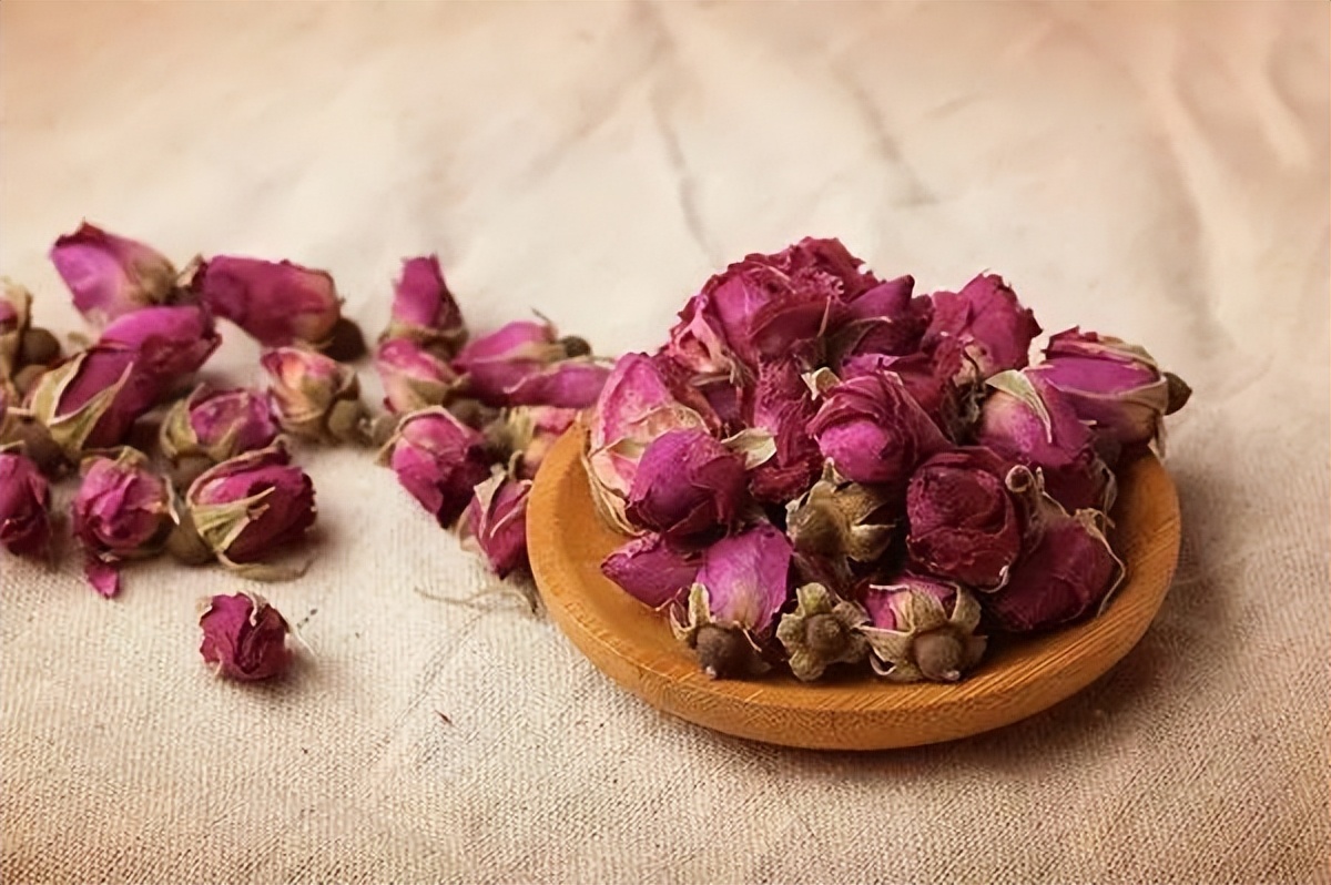 春天养生喝花茶，菊花、玫瑰、金银花茶，若喝错了小心变成毒茶