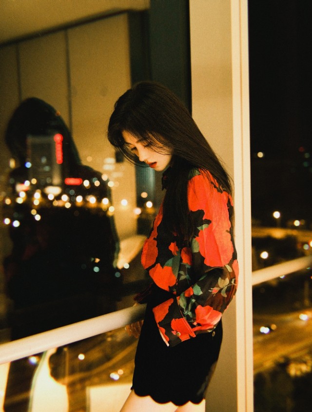 鞠婧祎花衬衫搭配黑色迷你短裤和玛丽珍鞋，好有港风范