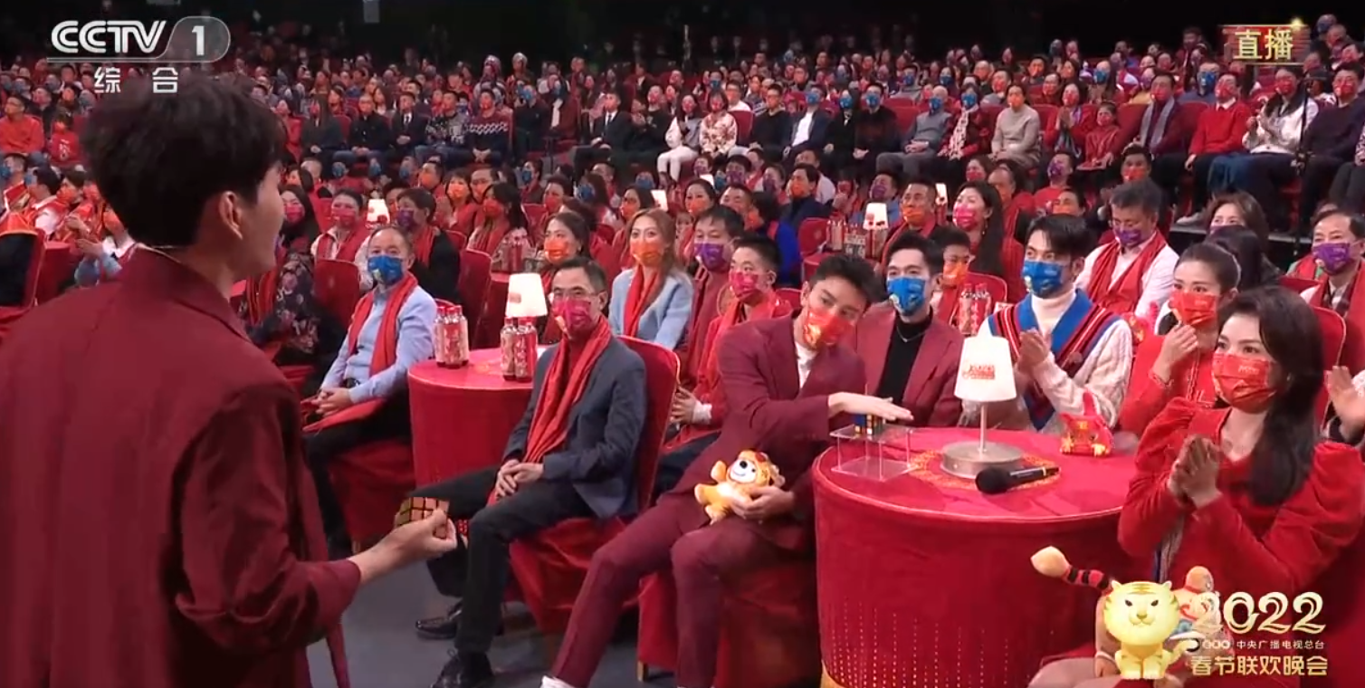 春晚魔术穿帮？贾乃亮、撒贝宁大喊：我不是托，刘涛也回应了