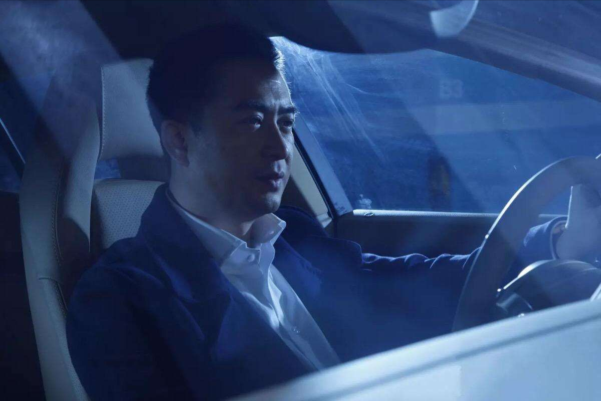 三年堕胎4次，女子跳楼揭开“爱情”真相，光鲜背后一片狼藉