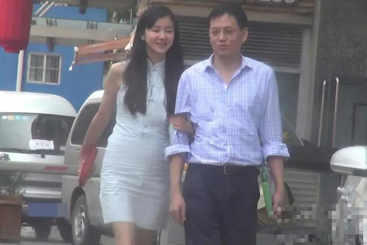 孙菲菲：被导演侄子暴打，嫁2婚联想总监，退出娱乐圈也幸福