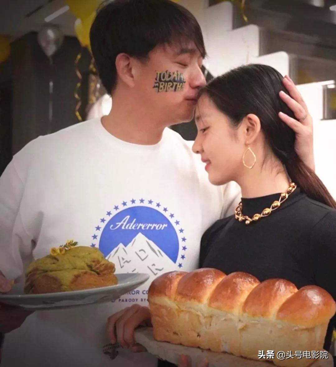 黄多多16岁戴金链涂眼影,爸爸萌娃早熟!曹格女儿11岁露肩画眼线