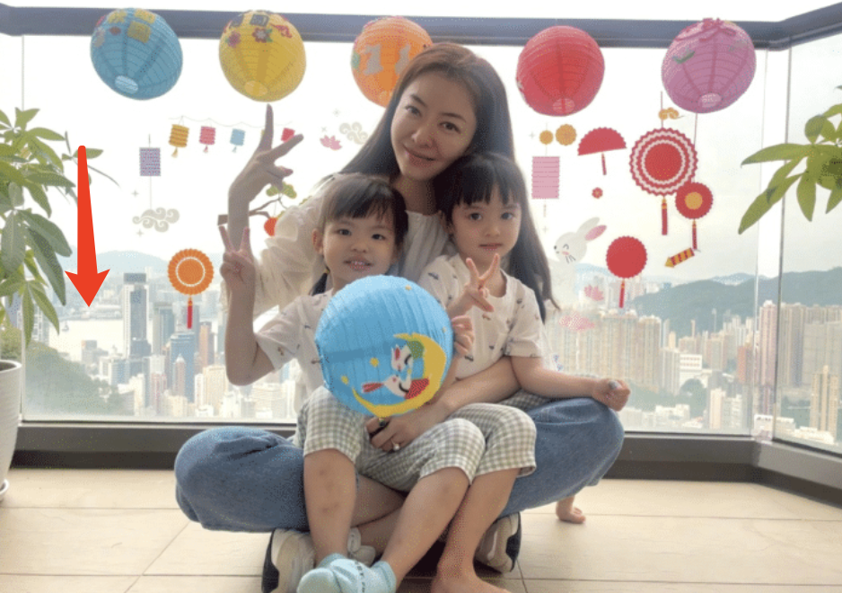 熊黛林晒双胞胎女儿做家务，姐妹俩打扫阳台，被妈妈温柔大赞好乖