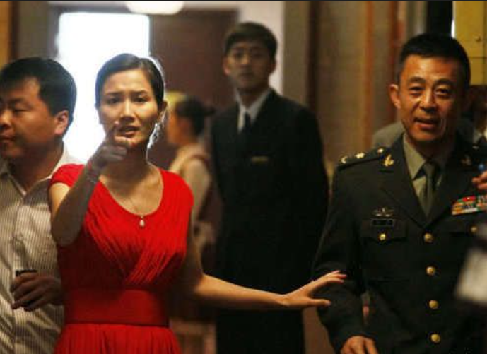 年龄不是问题！这些娱乐圈“老男人”，为何妻子越换越年轻？