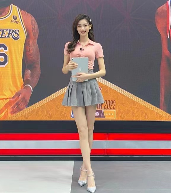 为什么nba女主播都要露腿(为博眼球强行将女主播旗袍上掀！露大腿成流量密码已违背看球初衷)