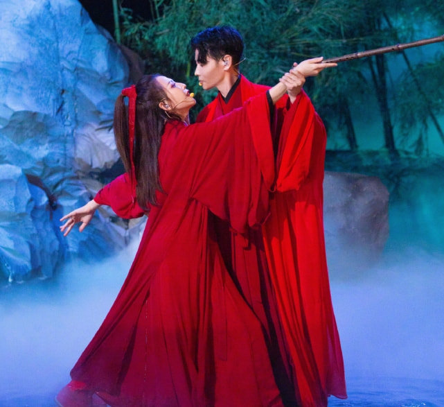 张晋带娃好有爱，搂着儿子唱粤语歌，乐儿扎小揪揪全程“冷漠脸”