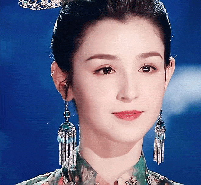 古装VS现代堪称“换头”！多演点古装戏吧，我能磕一辈子