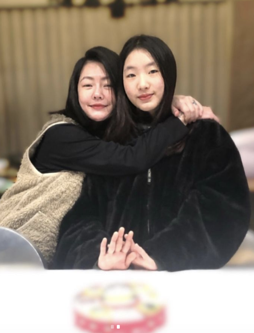 小s晒合影为16岁长女庆生，并自曝16岁时已谈过多次恋爱很得意