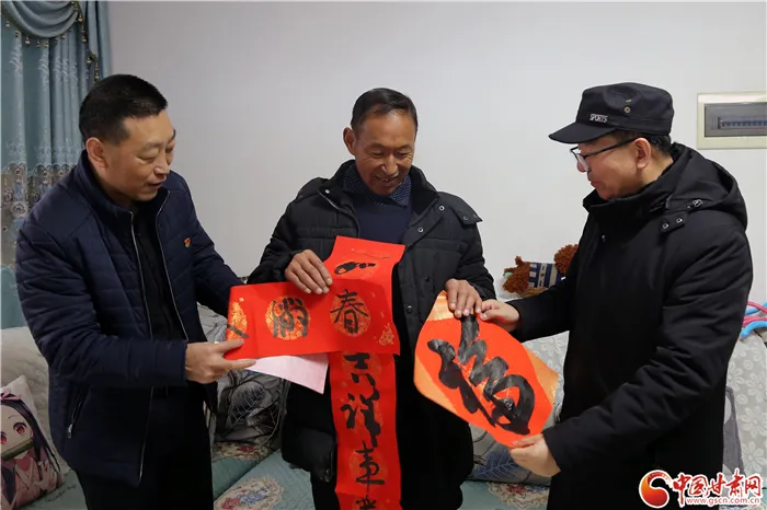 甘肃省委网信办到文县定点帮扶村开展送温暖走访慰问活动