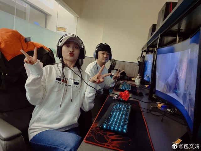 包文婧晒照庆情人节，与包贝尔网吧打游戏过二人世界，甜蜜又有趣