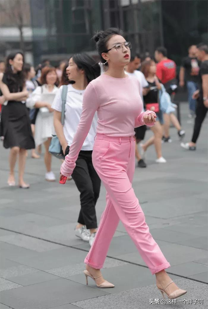 穿搭推荐（17）单一色彩巧搭配，夏日街头最抢眼