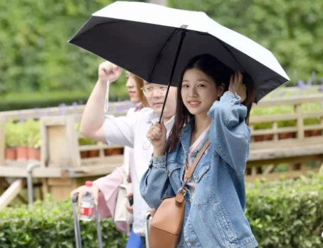 清华学霸因颜值走红，长相帅气专业优质，但网友为其发际线担忧