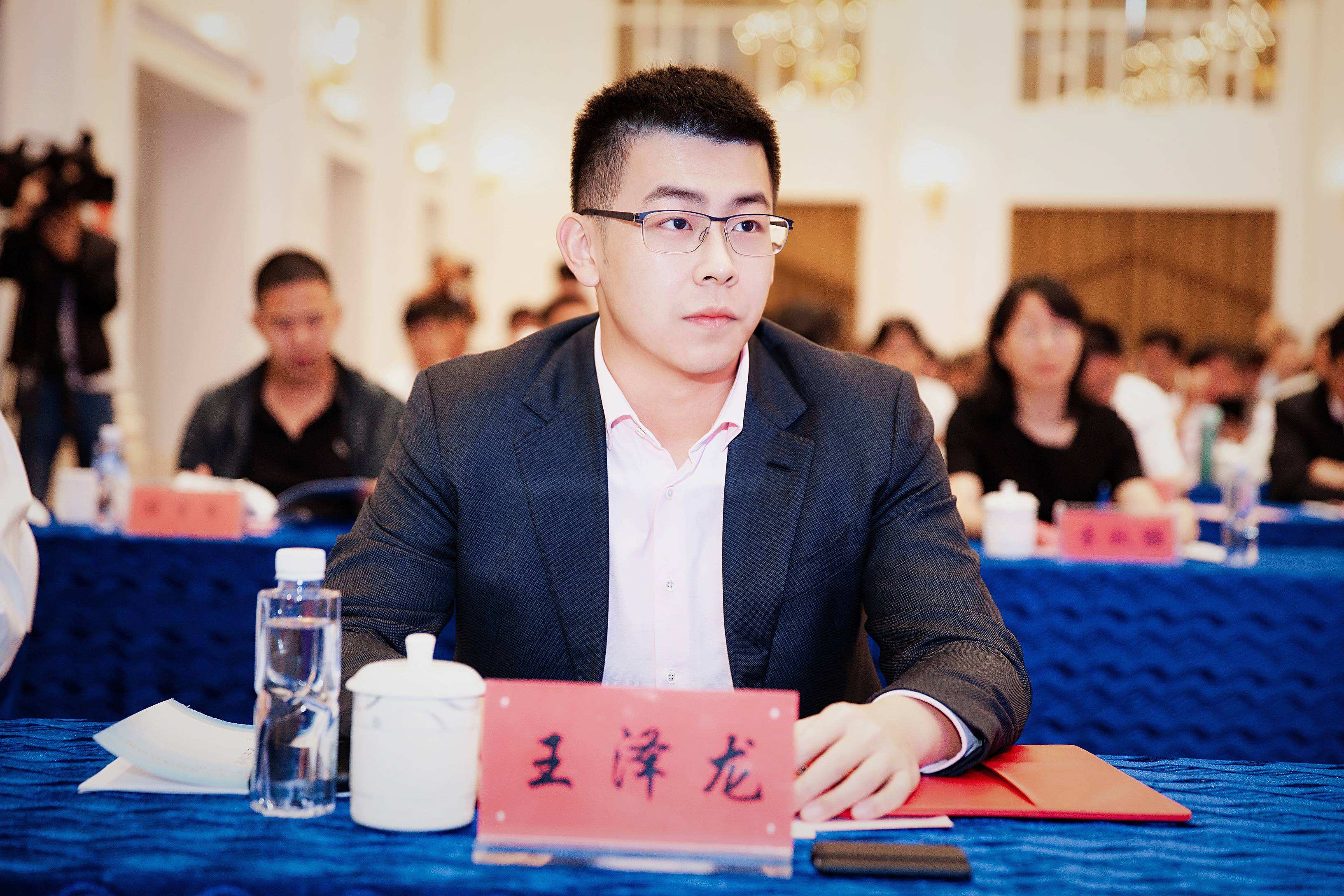 广东又出“95后黑马”：20岁入股钛白粉第一股，5年赚到180亿身家