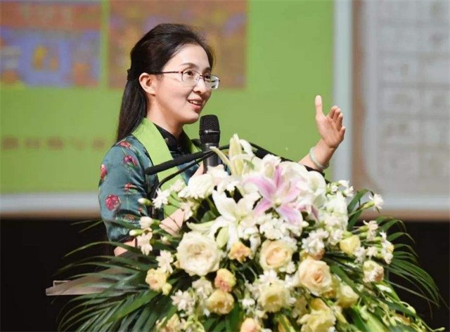 三小学校校长照片（胡红梅的）