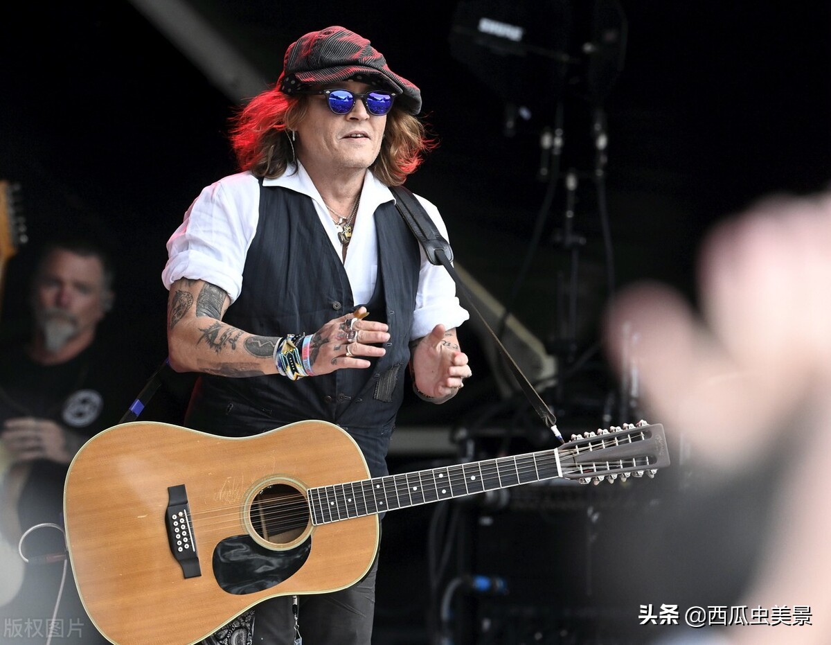 约翰尼-德普在芬兰布鲁斯音乐节演出，激情四起，燃炸全场