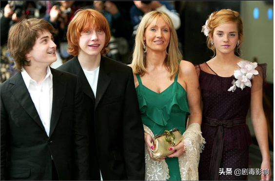 《哈利·波特20周年》：每一帧都是情怀，却成了2022开年最大闹剧