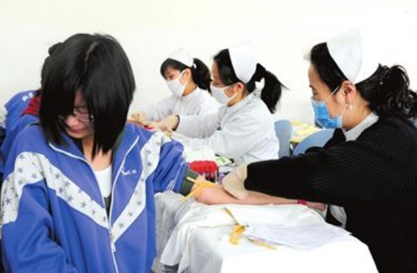 高考体检要“全裸上阵”，女生听了脸都红了，医生：谁愿意看你