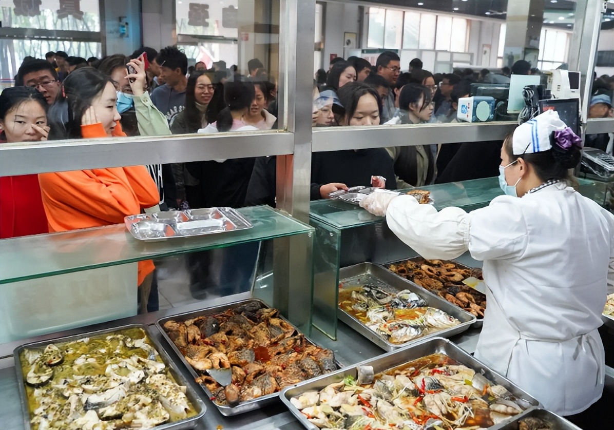 大学“阴间食堂”走红，边吃饭边觉得背后冒凉风，网友：地府风情
