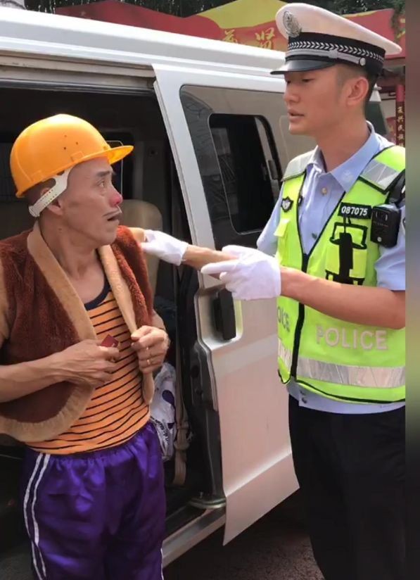 四川一老农因长得像光头强走红，开豪车拥娇妻，现在靠跑摩的为生