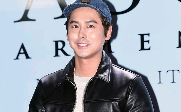 金相赫，離婚後上廁所戴回戒指自拍，右臂都是紋身