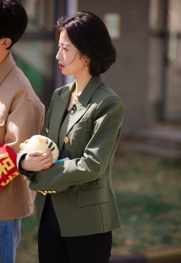 周雨彤状态好到爆！绝美穿搭好看又养眼，黑色紧身裤秀出漫画腿