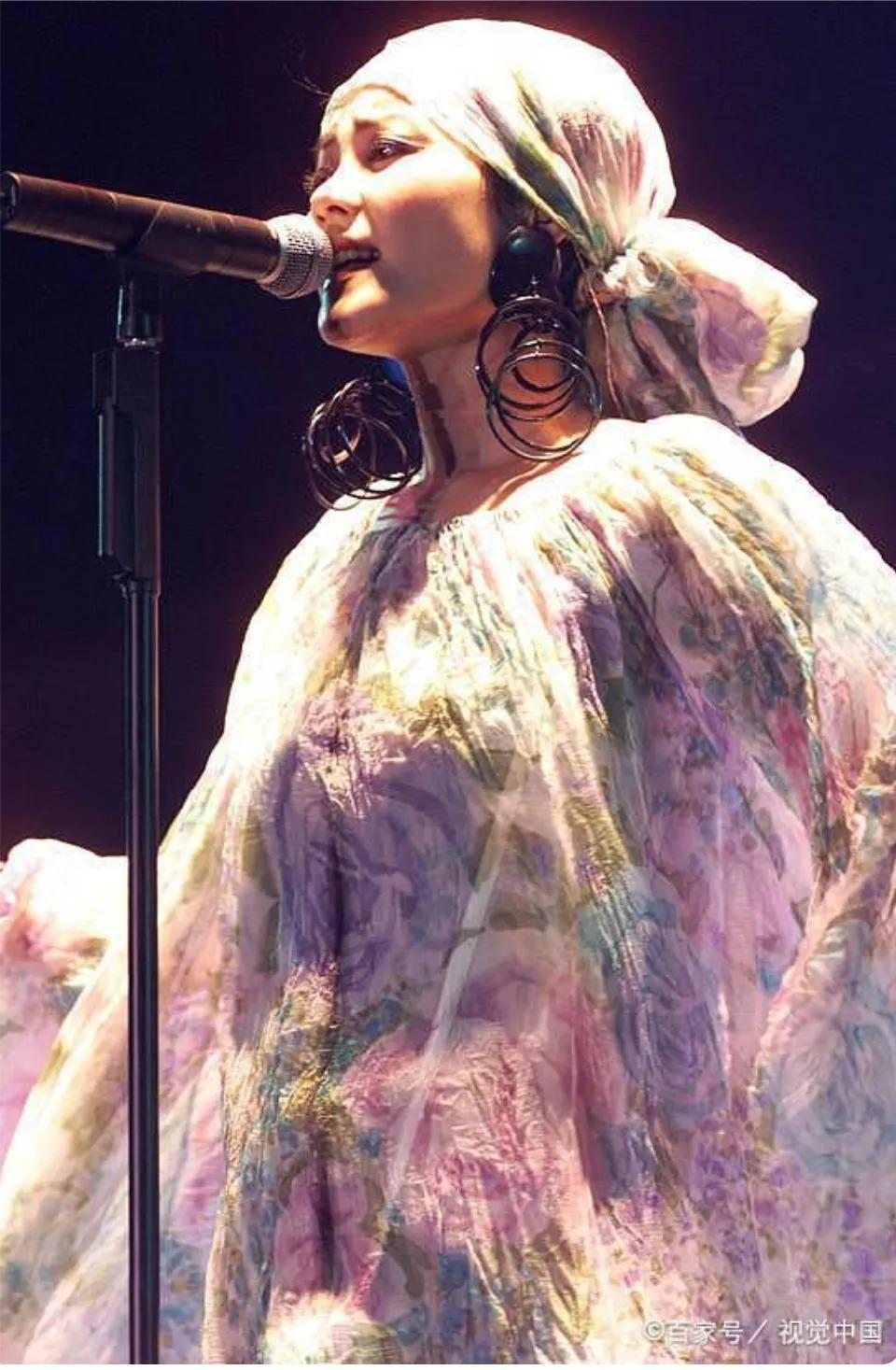 细数天后王菲昔日演唱会中的十大经典造型(图)