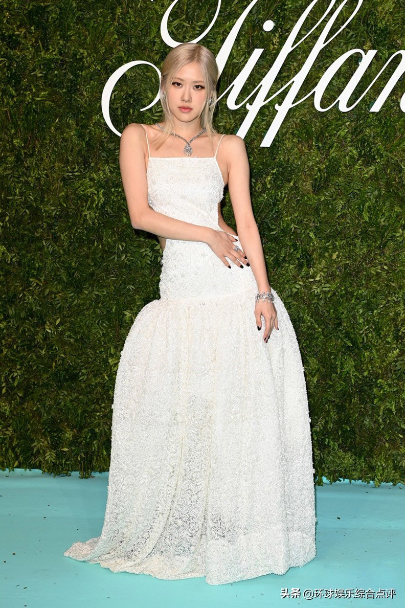 “神奇女侠”盖尔·加朵晒自拍照：我遇到了甜蜜的Rosé