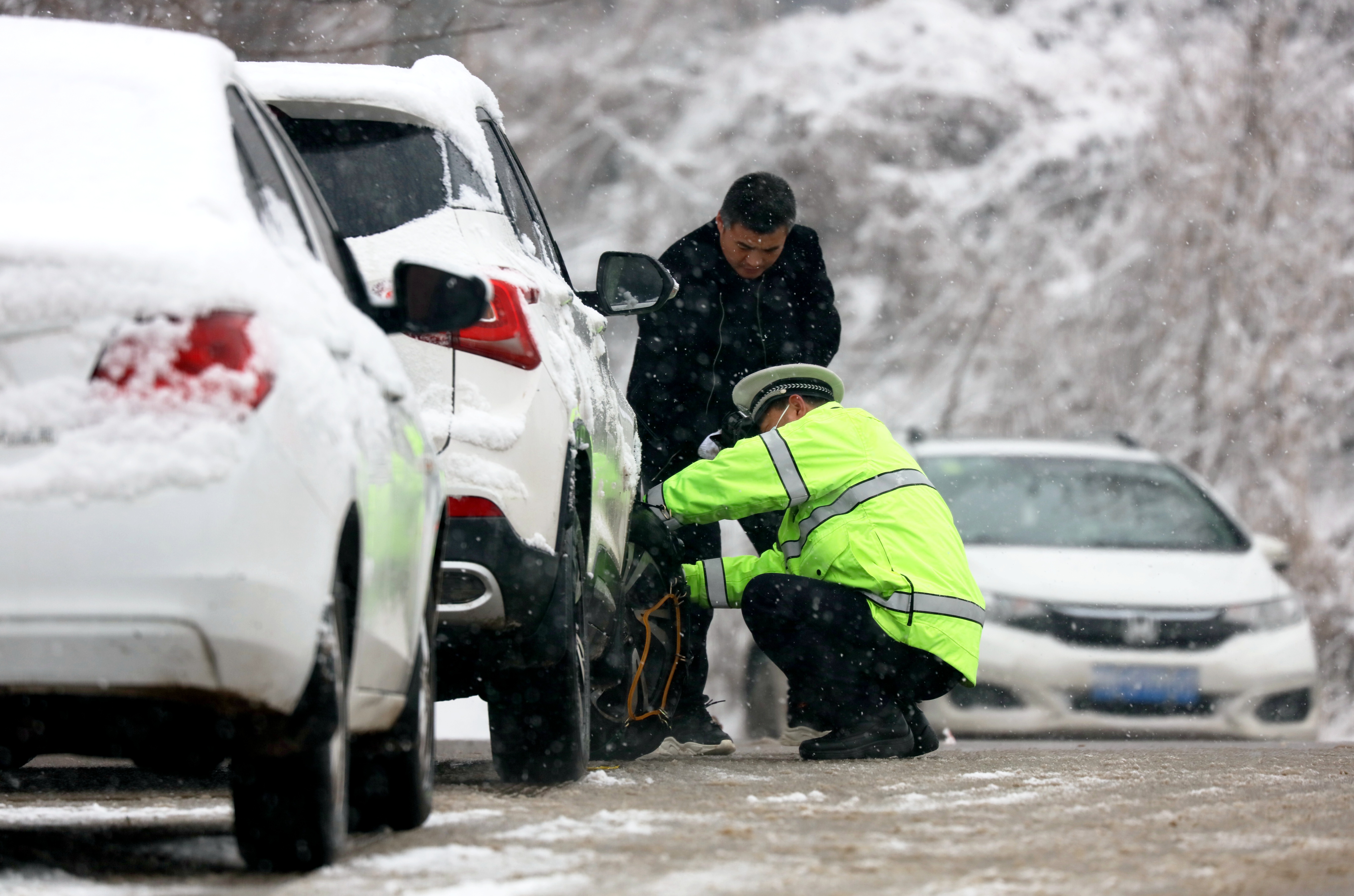 陕西渭南:大雪护航返程