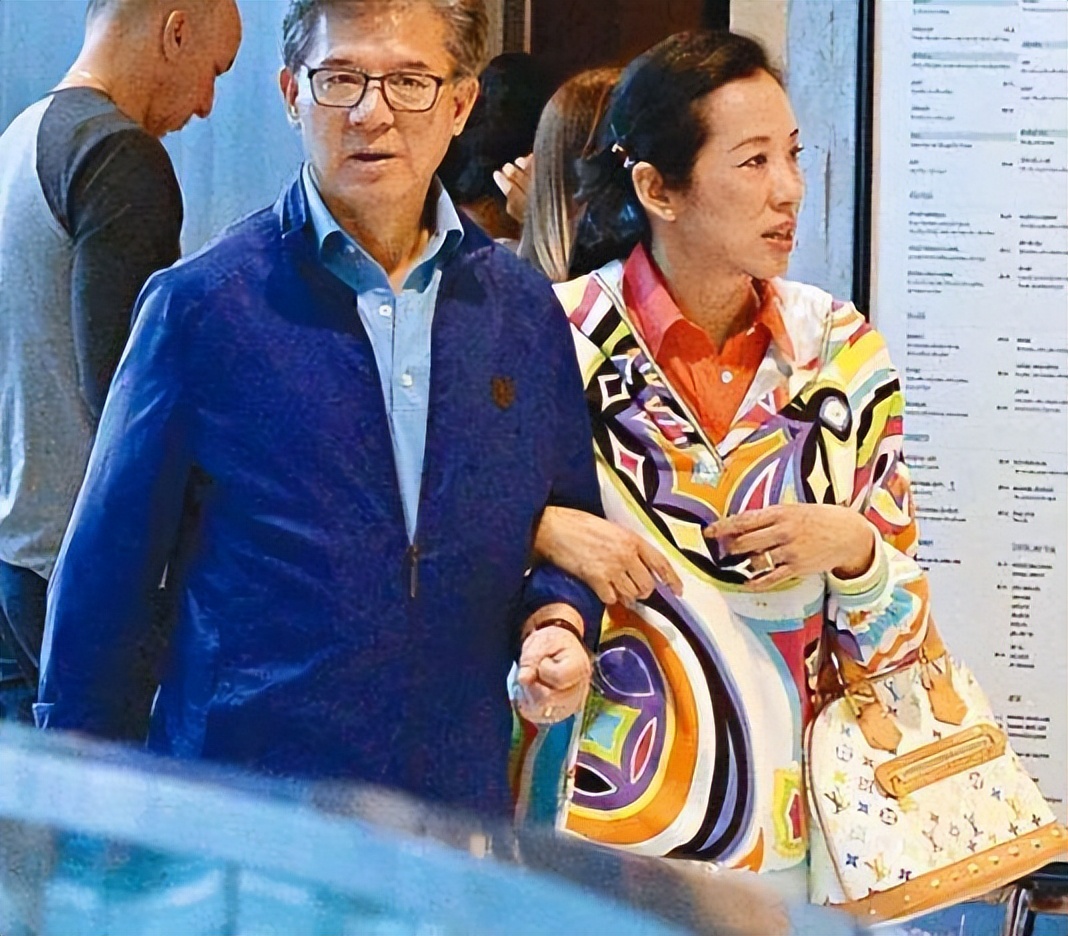 霍震霆跟朱玲玲离婚17年,前者单身到现在,后者却再嫁百亿富豪