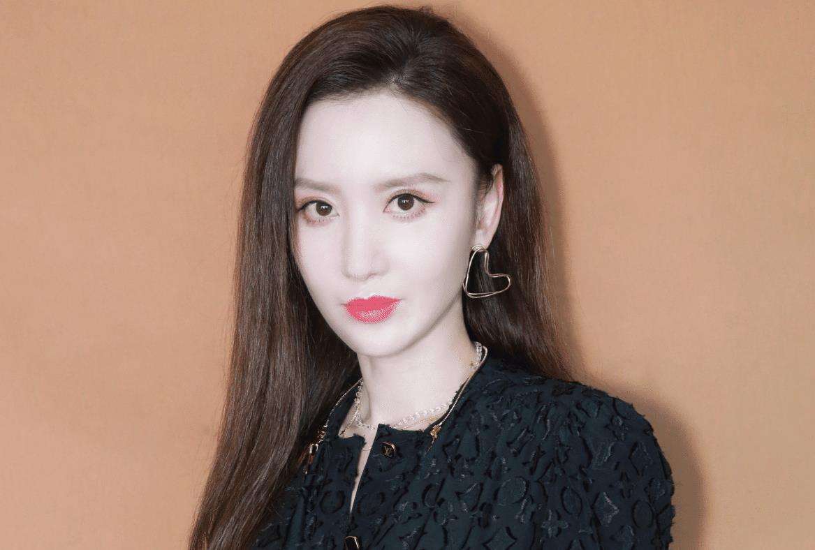 秦岚主演的电视剧《她只是不想输》正式开机，都有哪些演员参演呢