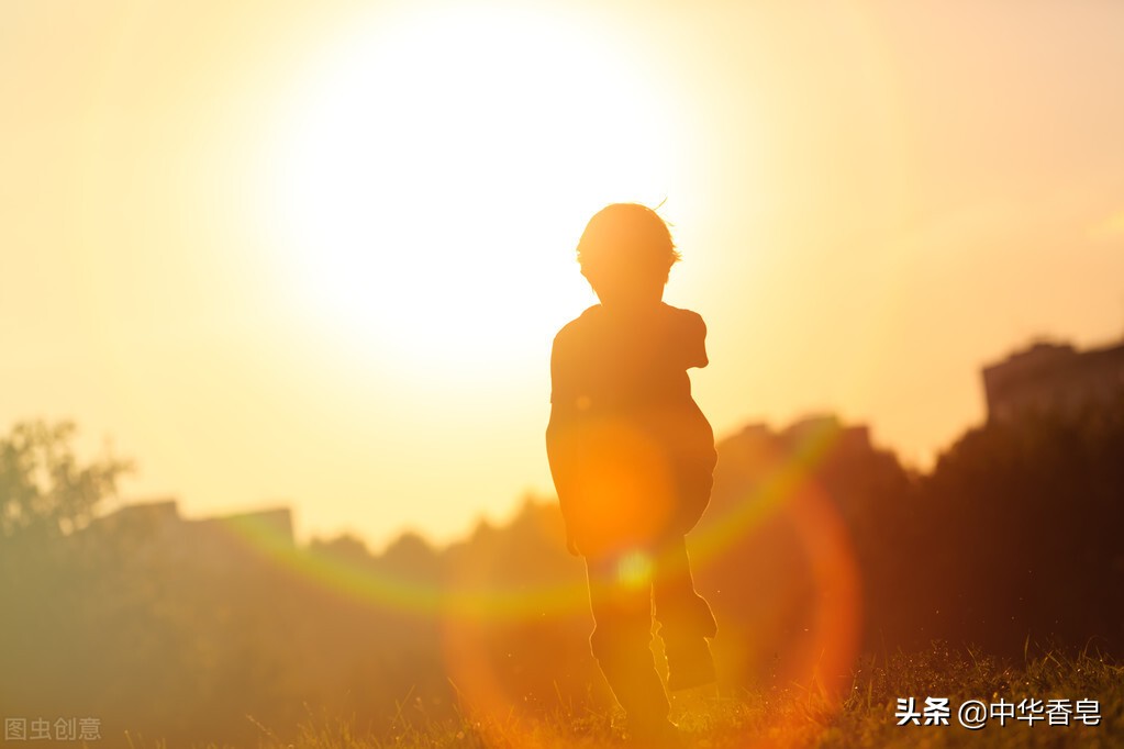 乡村里，松烟入墨香膏的气息温暖而充满活力，唤醒冬日沉睡的万物