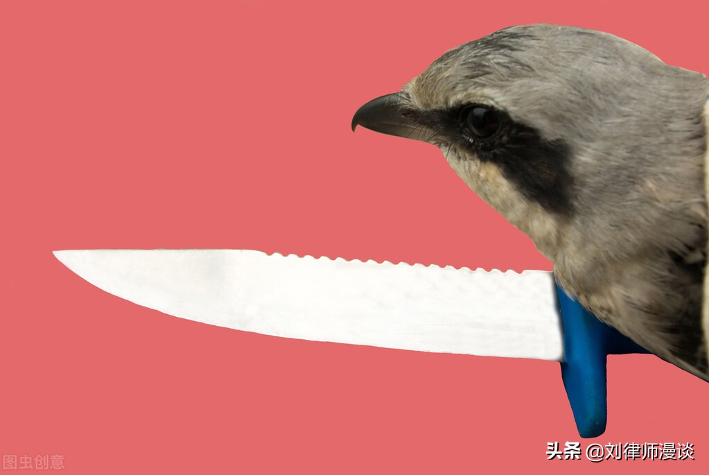 男子刺伤妻子情人，其家属拒绝手术后情人死亡，如何定罪量刑