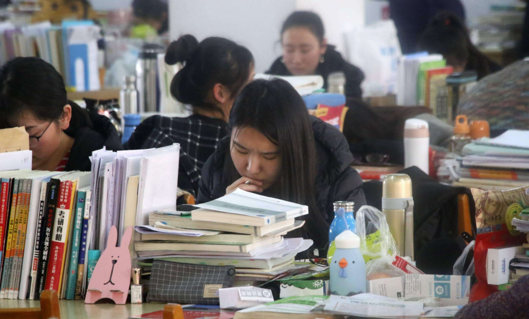 女大学生向男友要苹果手机，聊天记录被爆出，网友批评“拜金女”