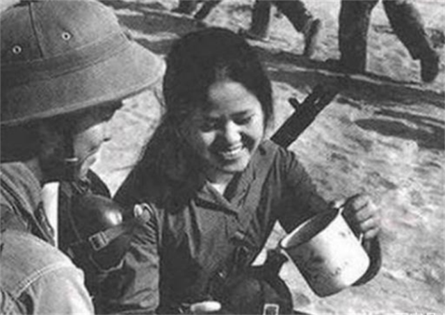 越南女狙击手令美军闻风丧胆，如厕时因一个动作露馅，被当场狙击
