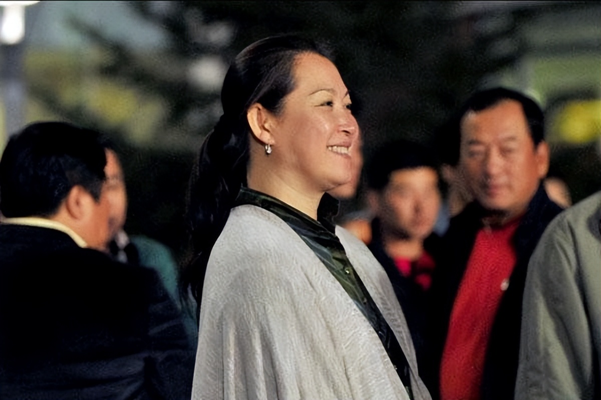 赵本山一直在跟着现任妻子生活,与现任相比葛淑珍这个原配十分低调