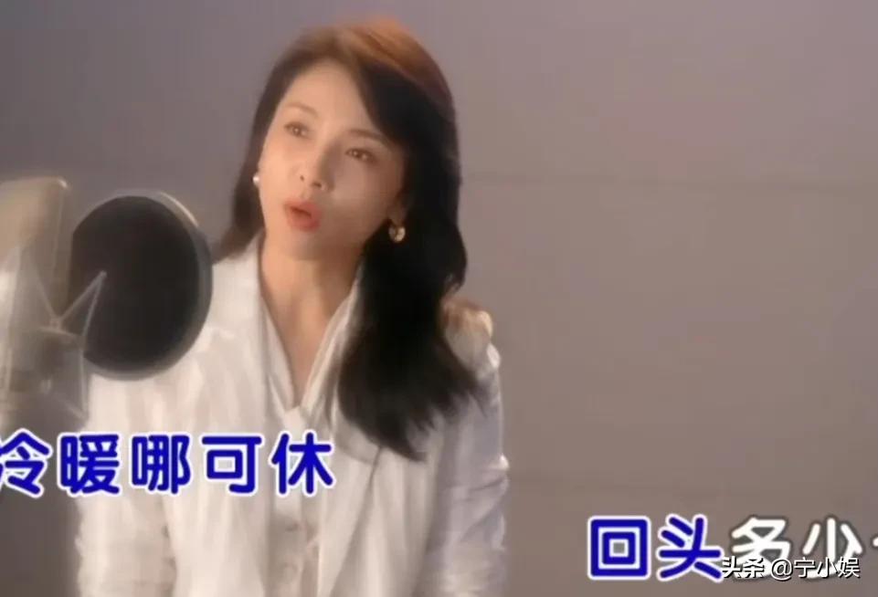 蓝羽大秀琴艺，卢靖姗唱歌受阻，胡兵自曝冷知识：这场晚会太精彩