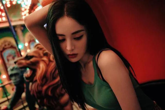 金晨迪丽热巴古力娜扎上演霓虹灯下的极限魅惑，这谁能抵挡得住呀