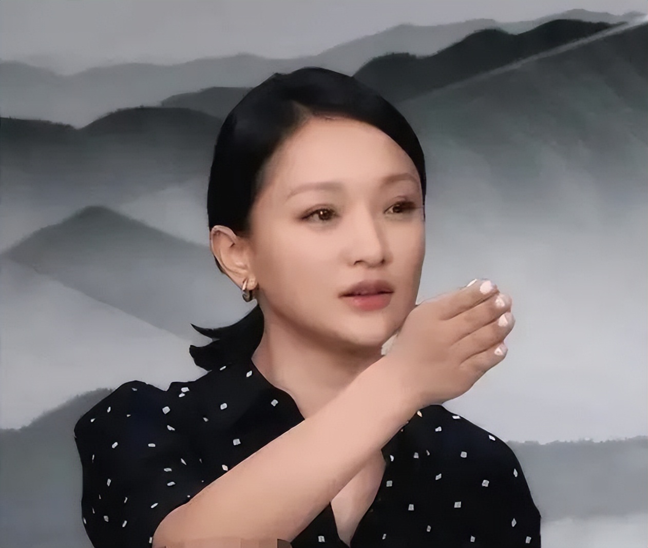 7位"脸美手丑"的明星:看脸美如花,伸手就尴尬,个个反差巨大