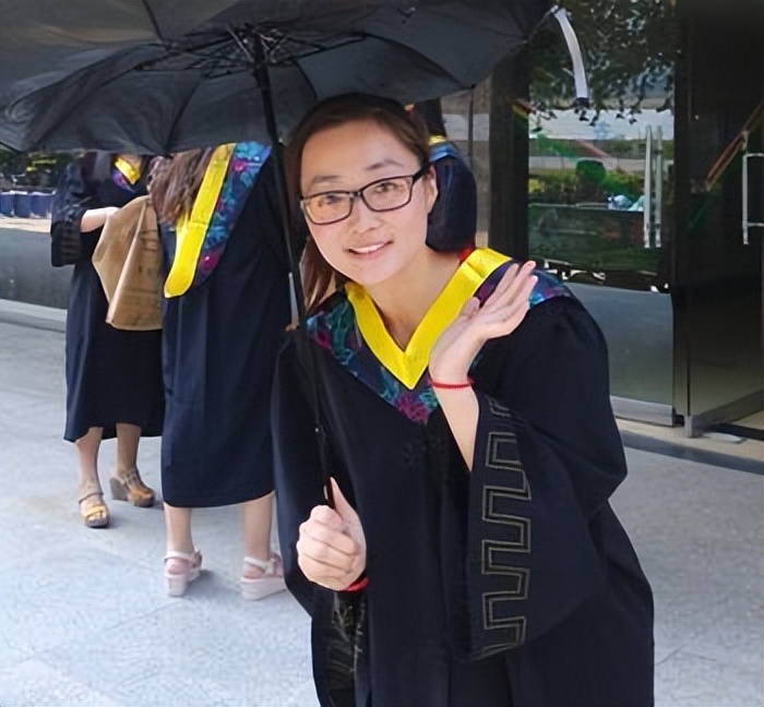 大学生可以“缓两年”毕业，应届生身份不再吃香？引发网络热议