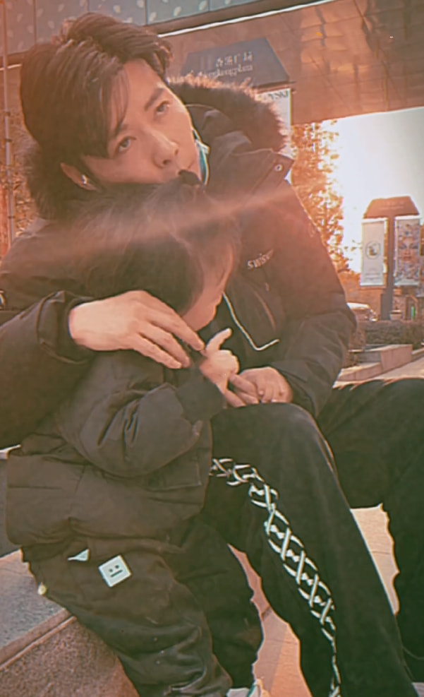 张晋带娃好有爱，搂着儿子唱粤语歌，乐儿扎小揪揪全程“冷漠脸”