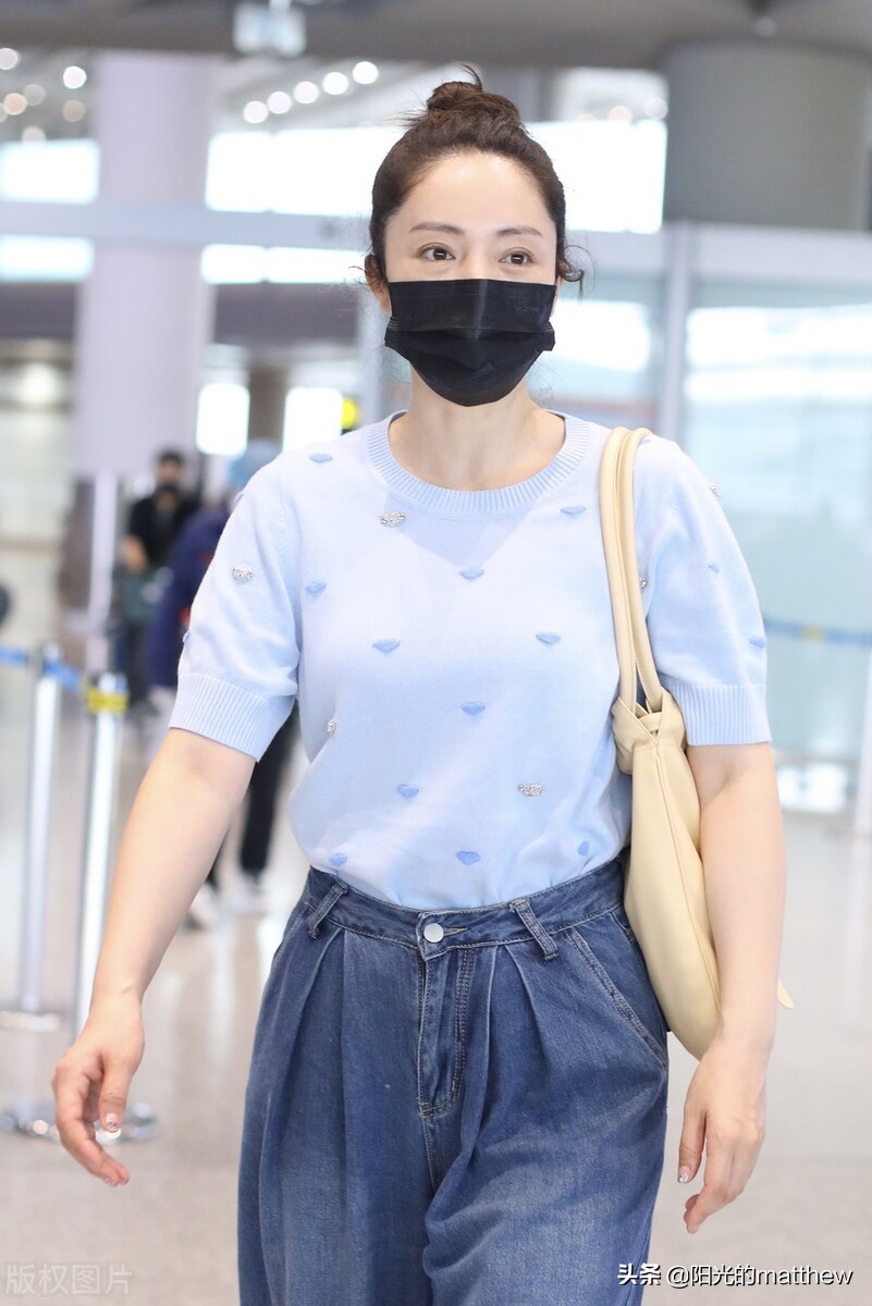 董璇现身北京机场，蓝色短袖上衣搭配阔腿牛仔裤休闲随性
