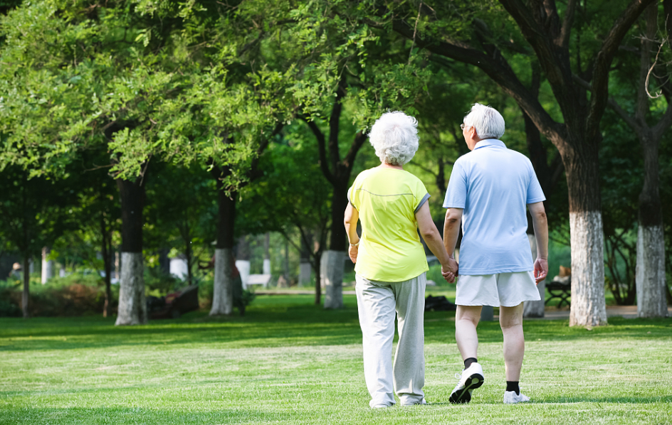 老年人常常下肢无力？可能是这5个原因导致的，医生教您如何应对